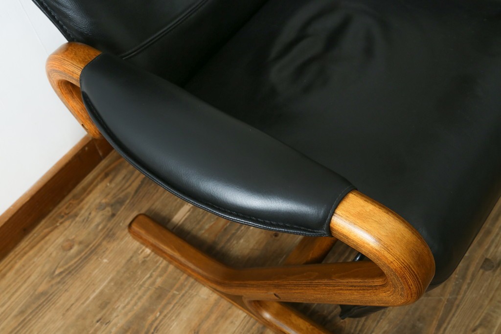 デンマークヴィンテージ　Nielaus Mobler(ニエラウスモブラー)　ap Dream seat(ドリームシート)　本革(レザー)　スタイリッシュなデザインのリクライニングイージーチェア　(R-082445)