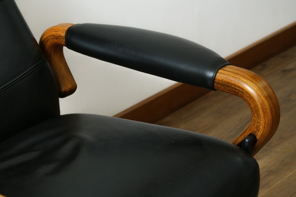 デンマークヴィンテージ　Nielaus Mobler(ニエラウスモブラー)　ap Dream seat(ドリームシート)　本革(レザー)　スタイリッシュなデザインのリクライニングイージーチェア　(R-082445)