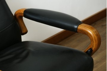 デンマークヴィンテージ　Nielaus Mobler(ニエラウスモブラー)　ap Dream seat(ドリームシート)　本革(レザー)　スタイリッシュなデザインのリクライニングイージーチェア　(R-082445)