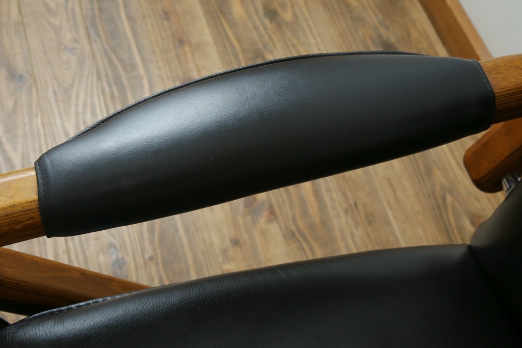 デンマークヴィンテージ　Nielaus Mobler(ニエラウスモブラー)　ap Dream seat(ドリームシート)　本革(レザー)　スタイリッシュなデザインのリクライニングイージーチェア　(R-082445)