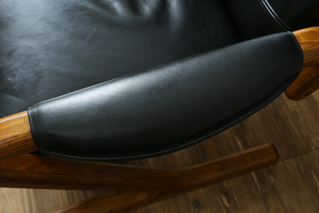 デンマークヴィンテージ　Nielaus Mobler(ニエラウスモブラー)　ap Dream seat(ドリームシート)　本革(レザー)　スタイリッシュなデザインのリクライニングイージーチェア　(R-082445)