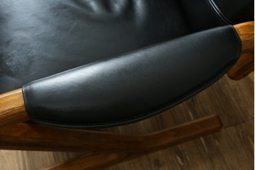 デンマークヴィンテージ　Nielaus Mobler(ニエラウスモブラー)　ap Dream seat(ドリームシート)　本革(レザー)　スタイリッシュなデザインのリクライニングイージーチェア　(R-082445)
