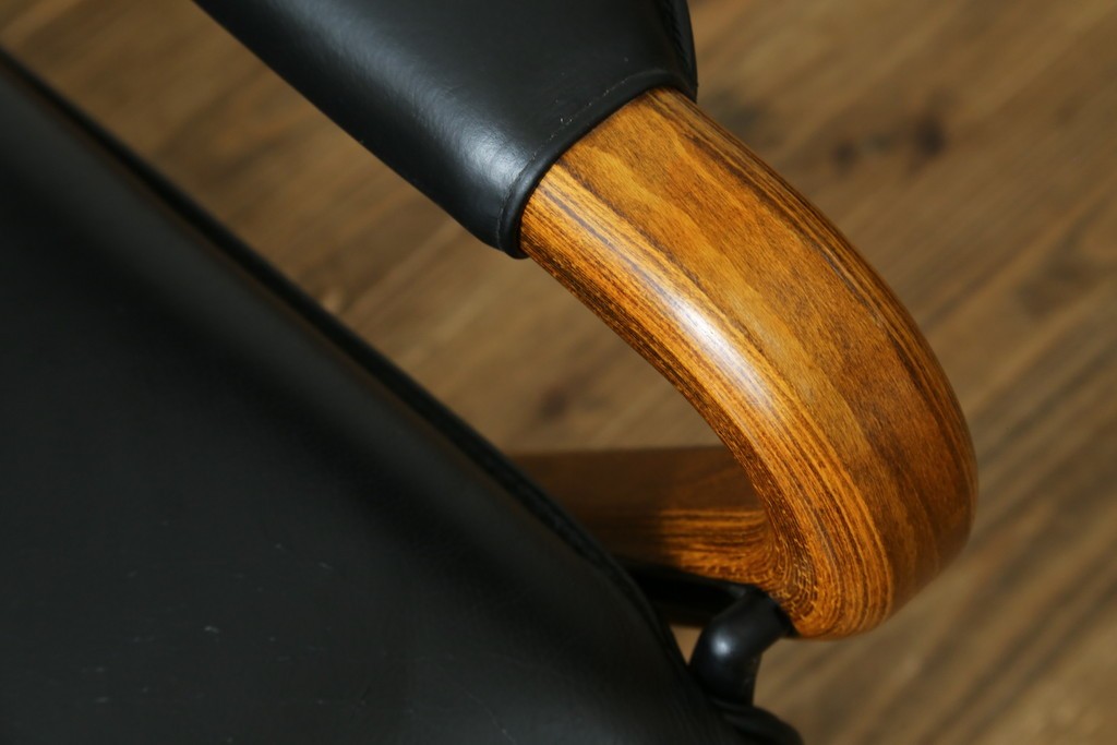 デンマークヴィンテージ　Nielaus Mobler(ニエラウスモブラー)　ap Dream seat(ドリームシート)　本革(レザー)　スタイリッシュなデザインのリクライニングイージーチェア　(R-082445)