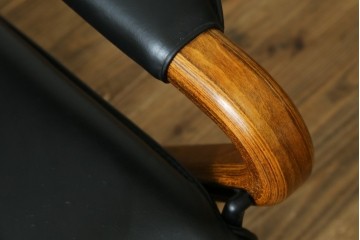 デンマークヴィンテージ　Nielaus Mobler(ニエラウスモブラー)　ap Dream seat(ドリームシート)　本革(レザー)　スタイリッシュなデザインのリクライニングイージーチェア　(R-082445)