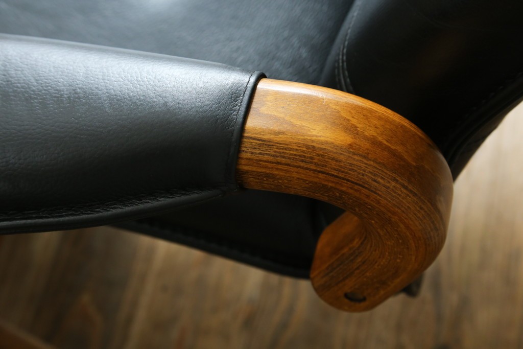 デンマークヴィンテージ　Nielaus Mobler(ニエラウスモブラー)　ap Dream seat(ドリームシート)　本革(レザー)　スタイリッシュなデザインのリクライニングイージーチェア　(R-082445)