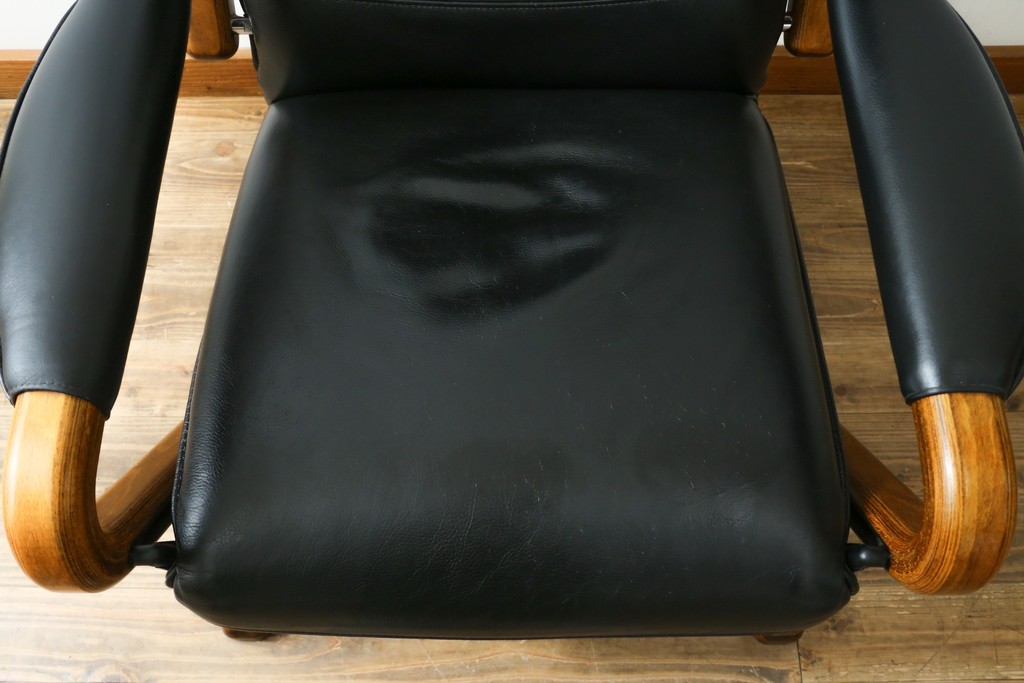 デンマークヴィンテージ　Nielaus Mobler(ニエラウスモブラー)　ap Dream seat(ドリームシート)　本革(レザー)　スタイリッシュなデザインのリクライニングイージーチェア　(R-082445)