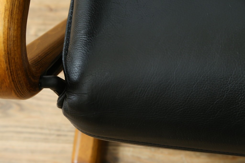 デンマークヴィンテージ　Nielaus Mobler(ニエラウスモブラー)　ap Dream seat(ドリームシート)　本革(レザー)　スタイリッシュなデザインのリクライニングイージーチェア　(R-082445)