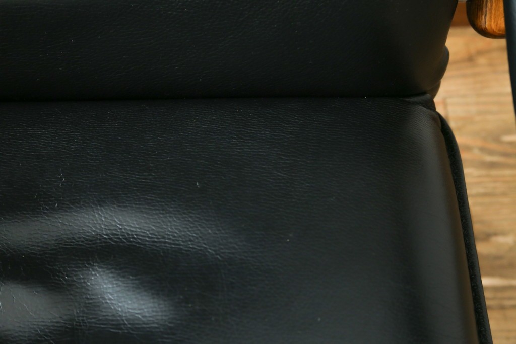 デンマークヴィンテージ　Nielaus Mobler(ニエラウスモブラー)　ap Dream seat(ドリームシート)　本革(レザー)　スタイリッシュなデザインのリクライニングイージーチェア　(R-082445)