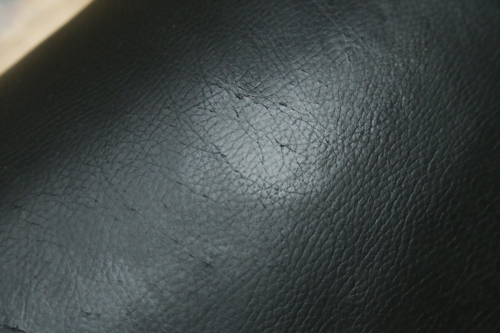 デンマークヴィンテージ　Nielaus Mobler(ニエラウスモブラー)　ap Dream seat(ドリームシート)　本革(レザー)　スタイリッシュなデザインのリクライニングイージーチェア　(R-082445)
