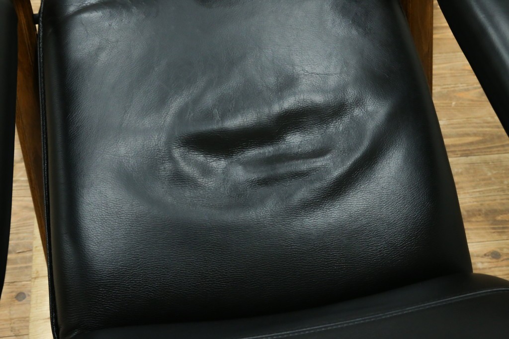 デンマークヴィンテージ　Nielaus Mobler(ニエラウスモブラー)　ap Dream seat(ドリームシート)　本革(レザー)　スタイリッシュなデザインのリクライニングイージーチェア　(R-082445)