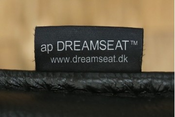 デンマークヴィンテージ　Nielaus Mobler(ニエラウスモブラー)　ap Dream seat(ドリームシート)　本革(レザー)　スタイリッシュなデザインのリクライニングイージーチェア　(R-082445)