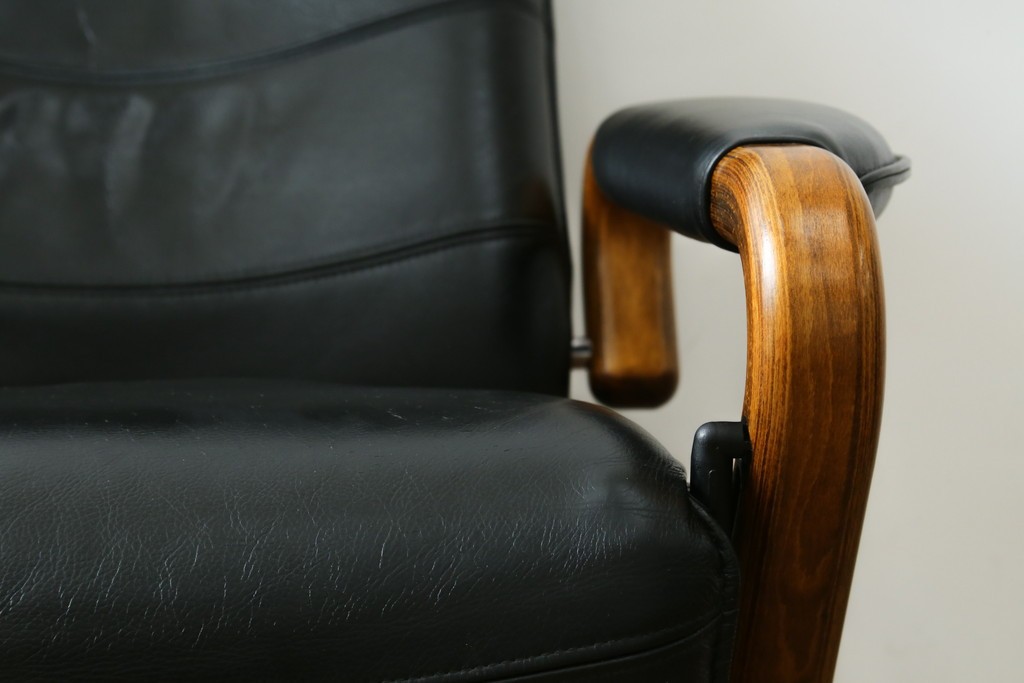 デンマークヴィンテージ　Nielaus Mobler(ニエラウスモブラー)　ap Dream seat(ドリームシート)　本革(レザー)　スタイリッシュなデザインのリクライニングイージーチェア　(R-082445)
