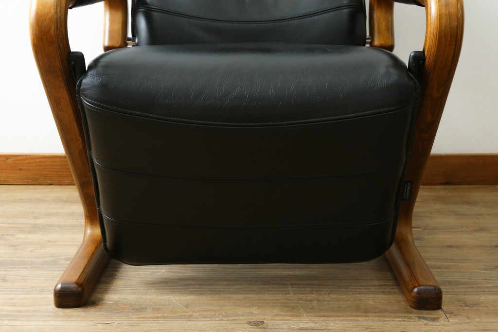 デンマークヴィンテージ　Nielaus Mobler(ニエラウスモブラー)　ap Dream seat(ドリームシート)　本革(レザー)　スタイリッシュなデザインのリクライニングイージーチェア　(R-082445)