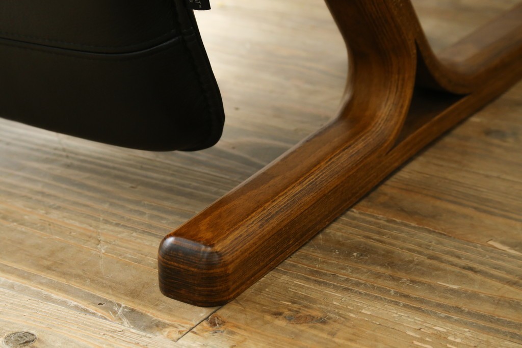 デンマークヴィンテージ　Nielaus Mobler(ニエラウスモブラー)　ap Dream seat(ドリームシート)　本革(レザー)　スタイリッシュなデザインのリクライニングイージーチェア　(R-082445)
