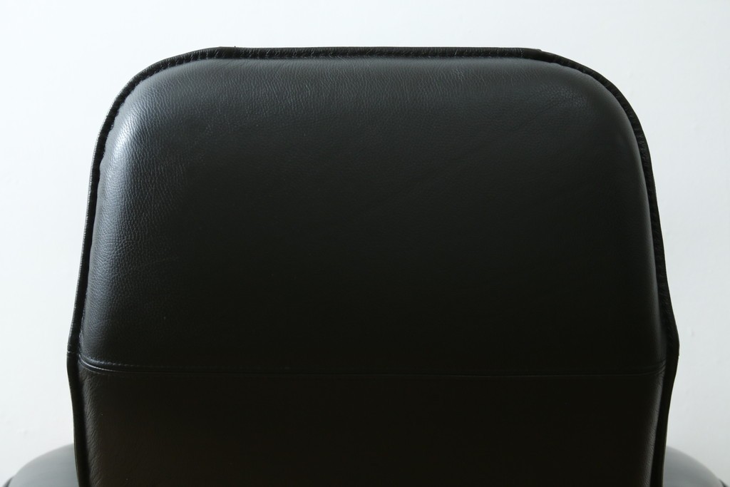 デンマークヴィンテージ　Nielaus Mobler(ニエラウスモブラー)　ap Dream seat(ドリームシート)　本革(レザー)　スタイリッシュなデザインのリクライニングイージーチェア　(R-082445)