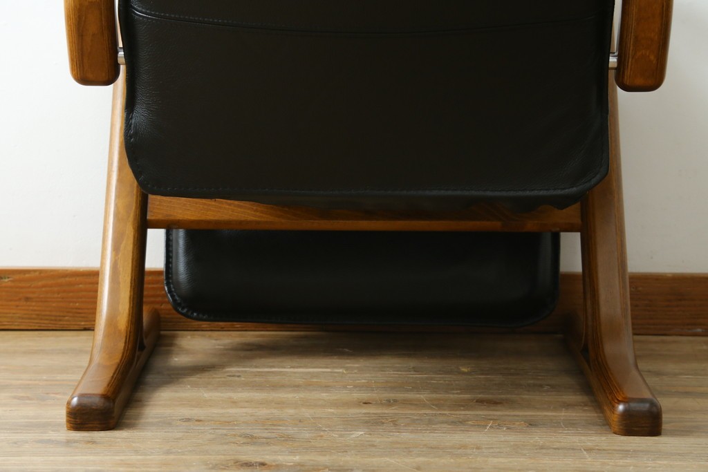 デンマークヴィンテージ　Nielaus Mobler(ニエラウスモブラー)　ap Dream seat(ドリームシート)　本革(レザー)　スタイリッシュなデザインのリクライニングイージーチェア　(R-082445)