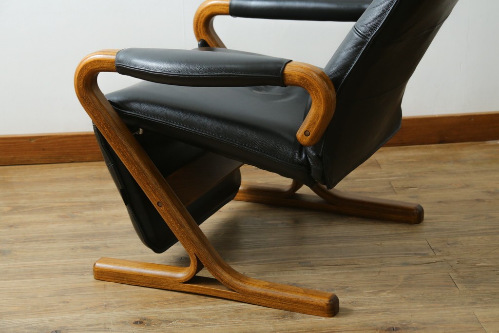 デンマークヴィンテージ　Nielaus Mobler(ニエラウスモブラー)　ap Dream seat(ドリームシート)　本革(レザー)　スタイリッシュなデザインのリクライニングイージーチェア　(R-082445)