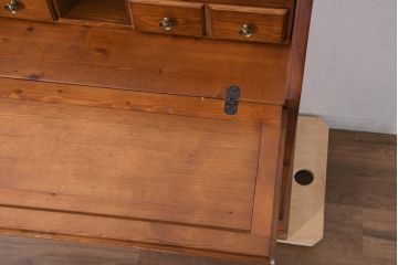 中古　美品　パイン材　カントリーデザイン　気品漂うライティングビューロー(簿記机、ワークデスク、在宅用、在宅ワーク用、サイドチェスト、引き出し)(R-082447)