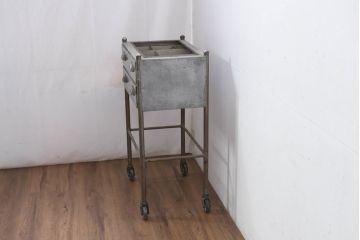 フランスアンティーク　メタル　レトロな存在感を放つキャスター付きメディカルキャビネット(店舗什器、引き出し、小物収納、医療用キャビネット、デンタルキャビネット)(R-082456)