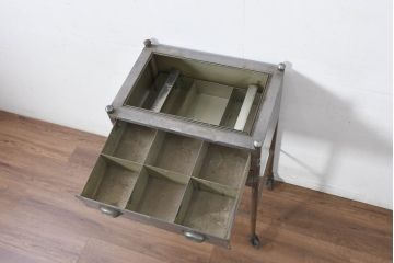 フランスアンティーク　メタル　レトロな存在感を放つキャスター付きメディカルキャビネット(店舗什器、引き出し、小物収納、医療用キャビネット、デンタルキャビネット)(R-082456)