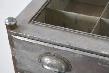 フランスアンティーク　メタル　レトロな存在感を放つキャスター付きメディカルキャビネット(店舗什器、引き出し、小物収納、医療用キャビネット、デンタルキャビネット)(R-082456)
