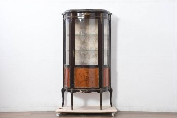 ヨーロッパビンテージ　繊細なパーケットリーと真鍮飾り付きの縦型キャビネット(ブラス、しんちゅう、飾り棚、ガラスケース、ショーケース、ディスプレイ棚、店舗什器、ヴィンテージ)(R-082457)