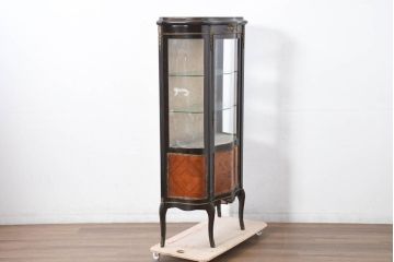 ヨーロッパビンテージ　繊細なパーケットリーと真鍮飾り付きの縦型キャビネット(ブラス、しんちゅう、飾り棚、ガラスケース、ショーケース、ディスプレイ棚、店舗什器、ヴィンテージ)(R-082457)