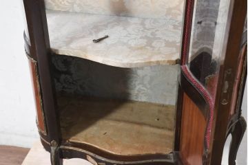 ヨーロッパビンテージ　繊細なパーケットリーと真鍮飾り付きの縦型キャビネット(ブラス、しんちゅう、飾り棚、ガラスケース、ショーケース、ディスプレイ棚、店舗什器、ヴィンテージ)(R-082457)