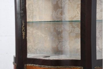 ヨーロッパビンテージ　繊細なパーケットリーと真鍮飾り付きの縦型キャビネット(ブラス、しんちゅう、飾り棚、ガラスケース、ショーケース、ディスプレイ棚、店舗什器、ヴィンテージ)(R-082457)