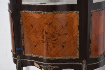ヨーロッパビンテージ　繊細なパーケットリーと真鍮飾り付きの縦型キャビネット(ブラス、しんちゅう、飾り棚、ガラスケース、ショーケース、ディスプレイ棚、店舗什器、ヴィンテージ)(R-082457)