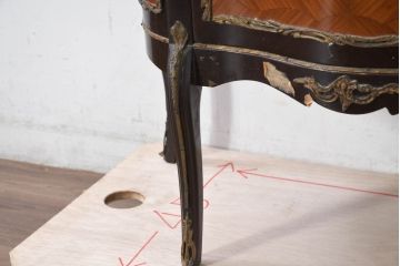 ヨーロッパビンテージ　繊細なパーケットリーと真鍮飾り付きの縦型キャビネット(ブラス、しんちゅう、飾り棚、ガラスケース、ショーケース、ディスプレイ棚、店舗什器、ヴィンテージ)(R-082457)