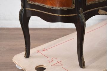 ヨーロッパビンテージ　繊細なパーケットリーと真鍮飾り付きの縦型キャビネット(ブラス、しんちゅう、飾り棚、ガラスケース、ショーケース、ディスプレイ棚、店舗什器、ヴィンテージ)(R-082457)