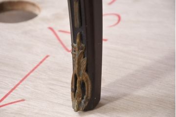 ヨーロッパビンテージ　繊細なパーケットリーと真鍮飾り付きの縦型キャビネット(ブラス、しんちゅう、飾り棚、ガラスケース、ショーケース、ディスプレイ棚、店舗什器、ヴィンテージ)(R-082457)