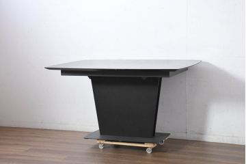 中古　希少な廃番品　BoConcept(ボーコンセプト)　Milano(ミラノ)　シンプルで使い勝手抜群のエクステンションテーブル(ダイニングテーブル、食卓、4人掛け、6人掛け、伸長式テーブル、拡張式テーブル)(R-082459)