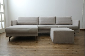 中古　美品　BoConcept(ボーコンセプト)　ゆったりとした座面のシンプルなオットマン付き3人掛けカウチソファ　(R-082464)