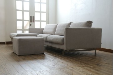 中古　美品　BoConcept(ボーコンセプト)　ゆったりとした座面のシンプルなオットマン付き3人掛けカウチソファ　(R-082464)