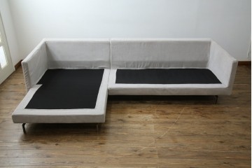 中古　美品　BoConcept(ボーコンセプト)　ゆったりとした座面のシンプルなオットマン付き3人掛けカウチソファ　(R-082464)