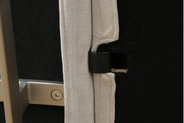 中古　美品　BoConcept(ボーコンセプト)　ゆったりとした座面のシンプルなオットマン付き3人掛けカウチソファ　(R-082464)