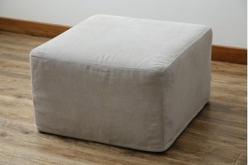 中古　美品　BoConcept(ボーコンセプト)　ゆったりとした座面のシンプルなオットマン付き3人掛けカウチソファ　(R-082464)