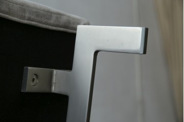 中古　美品　BoConcept(ボーコンセプト)　ゆったりとした座面のシンプルなオットマン付き3人掛けカウチソファ　(R-082464)