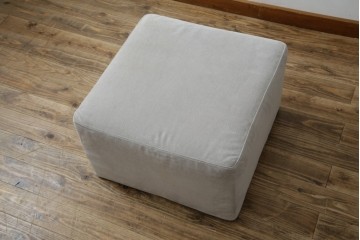 中古　美品　BoConcept(ボーコンセプト)　ゆったりとした座面のシンプルなオットマン付き3人掛けカウチソファ　(R-082464)