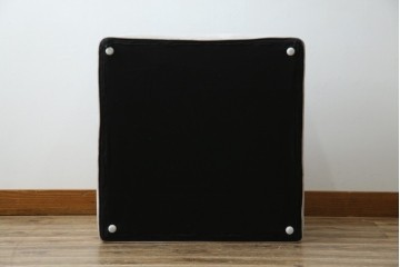 中古　美品　BoConcept(ボーコンセプト)　ゆったりとした座面のシンプルなオットマン付き3人掛けカウチソファ　(R-082464)