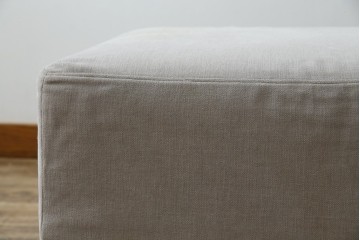 中古　美品　BoConcept(ボーコンセプト)　ゆったりとした座面のシンプルなオットマン付き3人掛けカウチソファ　(R-082464)