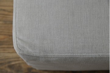 中古　美品　BoConcept(ボーコンセプト)　ゆったりとした座面のシンプルなオットマン付き3人掛けカウチソファ　(R-082464)