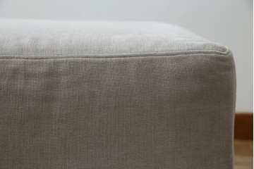 中古　美品　BoConcept(ボーコンセプト)　ゆったりとした座面のシンプルなオットマン付き3人掛けカウチソファ　(R-082464)