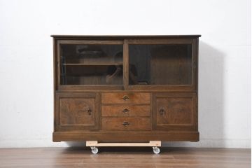 中古　美品　国産職人手作り　高級家具　高島屋デパート取り扱い　欅(ケヤキ)材　落ち着いた佇まいの茶箪笥(サイドボード、サイドキャビネット、茶棚、食器棚、収納棚、戸棚)(定価約35万円)(R-082466)