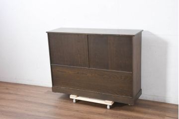 中古　美品　国産職人手作り　高級家具　高島屋デパート取り扱い　欅(ケヤキ)材　落ち着いた佇まいの茶箪笥(サイドボード、サイドキャビネット、茶棚、食器棚、収納棚、戸棚)(定価約35万円)(R-082466)