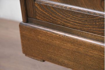 中古　美品　国産職人手作り　高級家具　高島屋デパート取り扱い　欅(ケヤキ)材　落ち着いた佇まいの茶箪笥(サイドボード、サイドキャビネット、茶棚、食器棚、収納棚、戸棚)(定価約35万円)(R-082466)