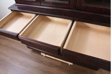 中古　美品　桜材　国産職人手作り家具　和風モダン　作りの良い三面ガラスの食器棚(収納棚、戸棚、カップボード、飾り棚、コレクションケース、ディスプレイケース、キャビネット)(R-082467)