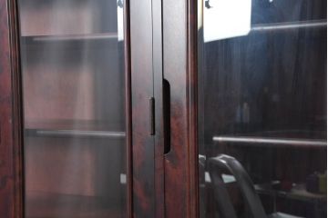 中古　美品　桜材　国産職人手作り家具　和風モダン　作りの良い三面ガラスの食器棚(収納棚、戸棚、カップボード、飾り棚、コレクションケース、ディスプレイケース、キャビネット)(R-082467)